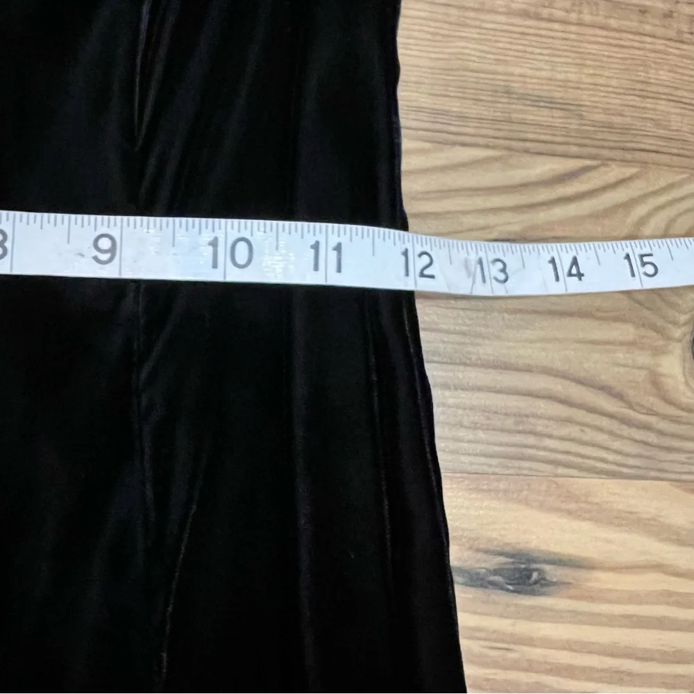 Elegant Black Off-Shoulder Dress with Lace Detail - Picture 7 of 8